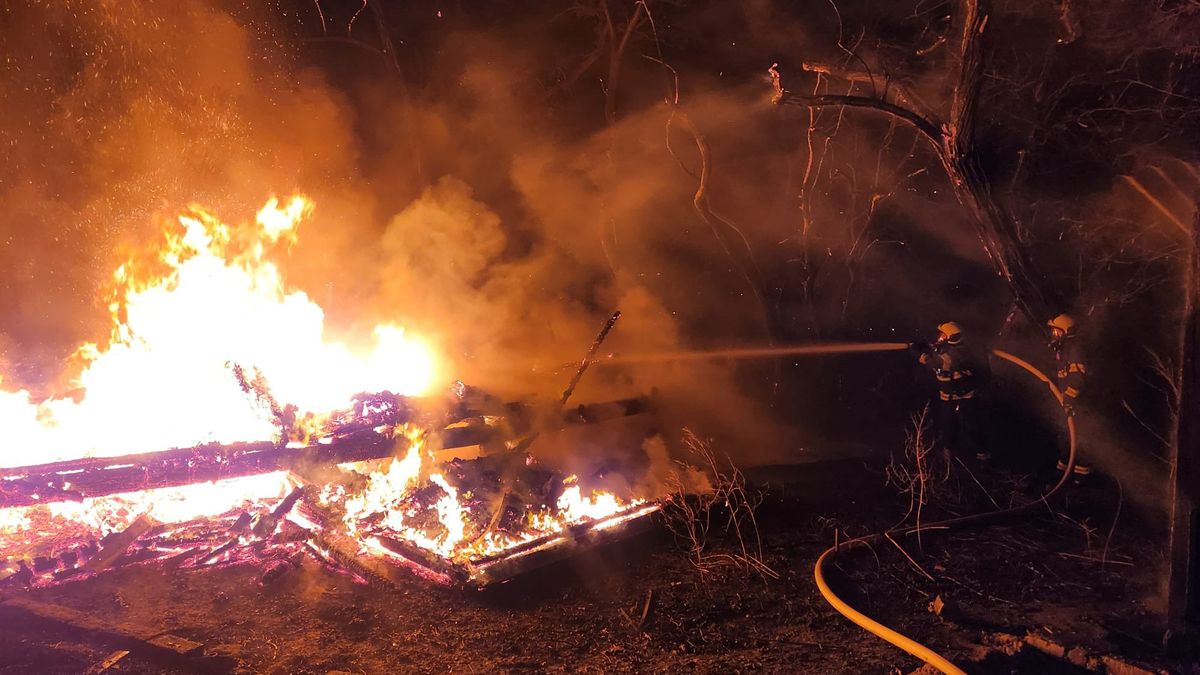U Prahy hořela autolakovna, škoda je 3,5 milionu korun